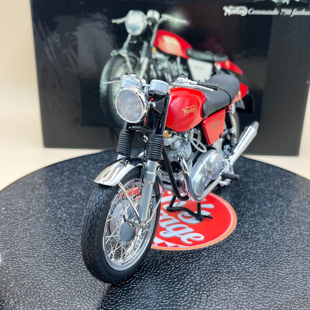 MINICHAMPS 1/12 Norton Commando 750 fastback 1968 Red MINICHAMPS 1/12 Norton Commando 750 fastback 1968 Red