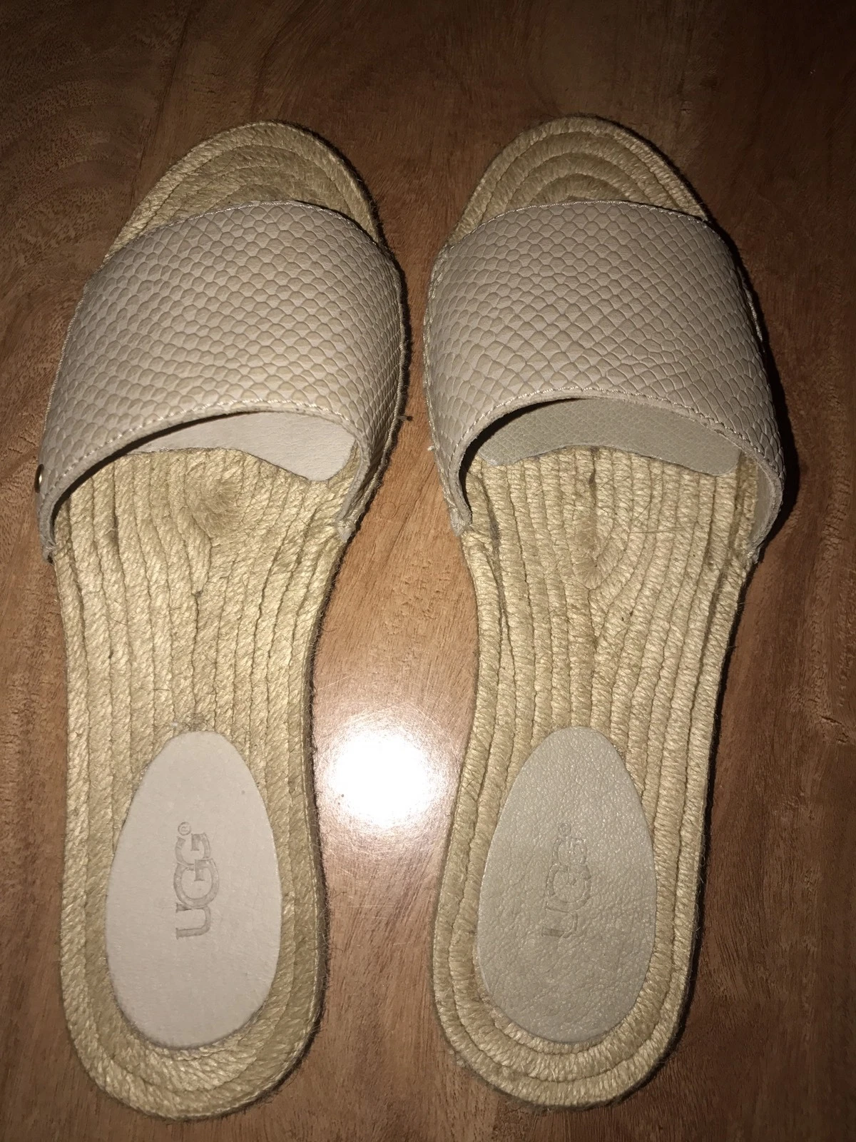 Sandali australiani UGGS nuovi taglia 7 beige