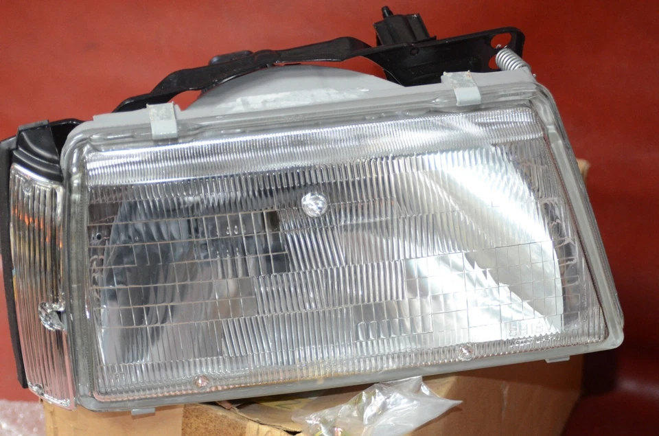 NOS 1987-88 Dodge Colt RH Headlight Bulb Assy w/ Bracket 89-92 Canada Market 100 - Image 4 of 4