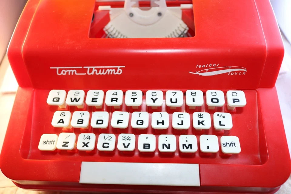 Máquina de escribir vintage Tom Thumb Feather Touch años 70 en caja original funcionando Foto 2 de 4