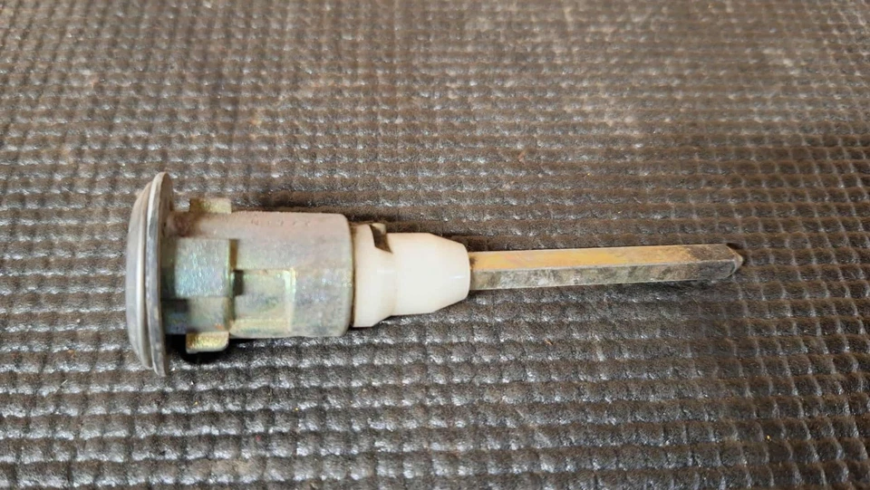 Datsun 310 1979 maletero escotilla bloqueo vaso llave cilindro Foto 3 de 4