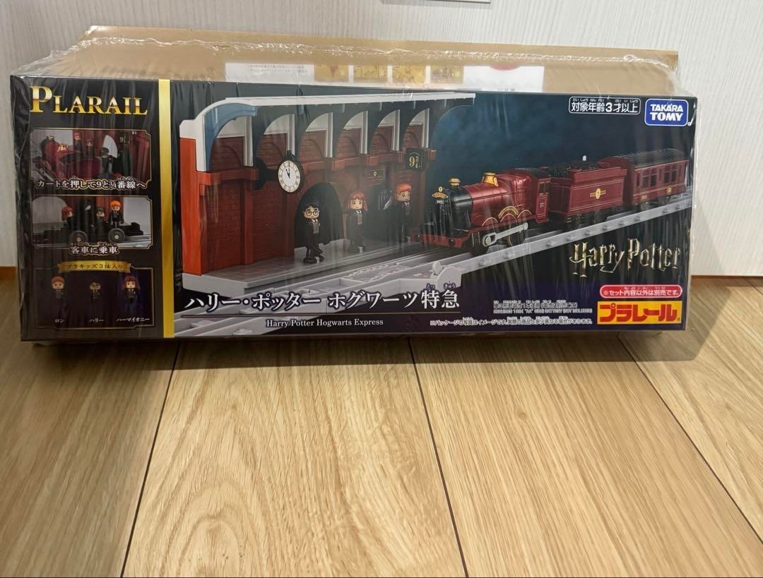 Plarail Harry Potter Hogwarts Express Train Set w/ Platform  display picture 1