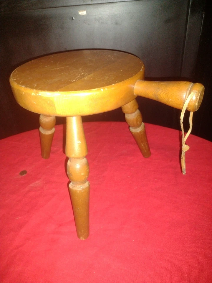 Антикварный деревянный молочный табурет - Изображение 2 из 4
