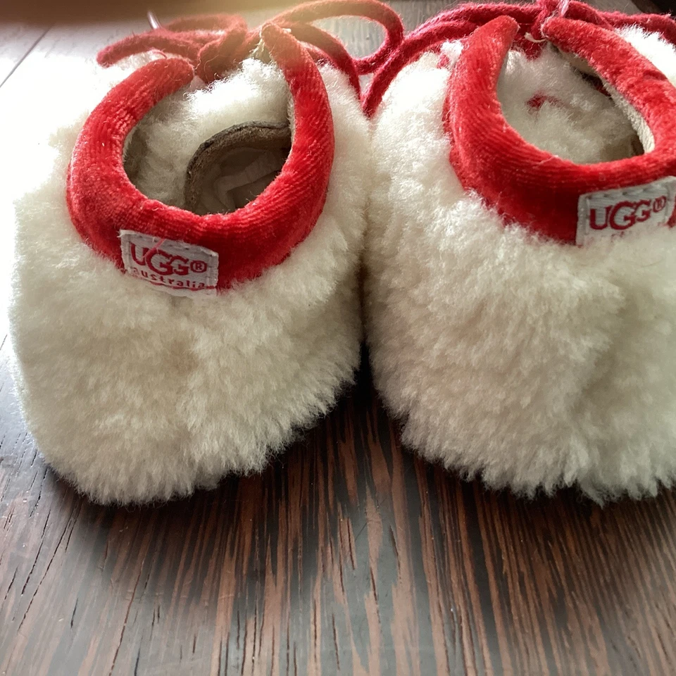Botas infantis de pele de carneiro brancas Ugg tamanho EUA 4/5 cadarços vermelhos acabamento em veludo - Imagem 2 de 4