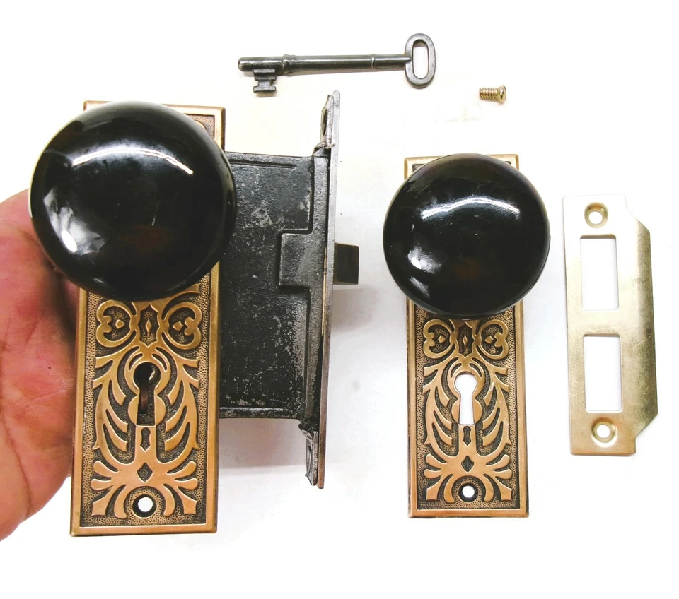 Antiguo Juego Placas Traseras EASTLAKE Porcelana Negra Perillas Puerta Cerradura Mortaja con Llave Foto 3 de 4