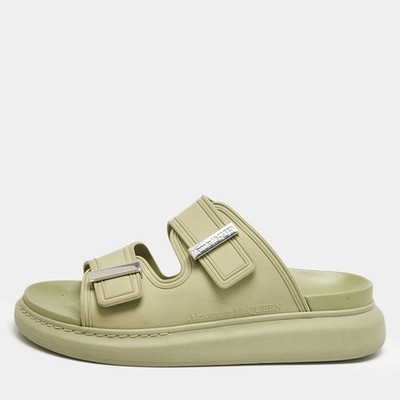 Alexander McQueen Pantoletten Sandalen grün Gummi Logo geprägt Größe 40