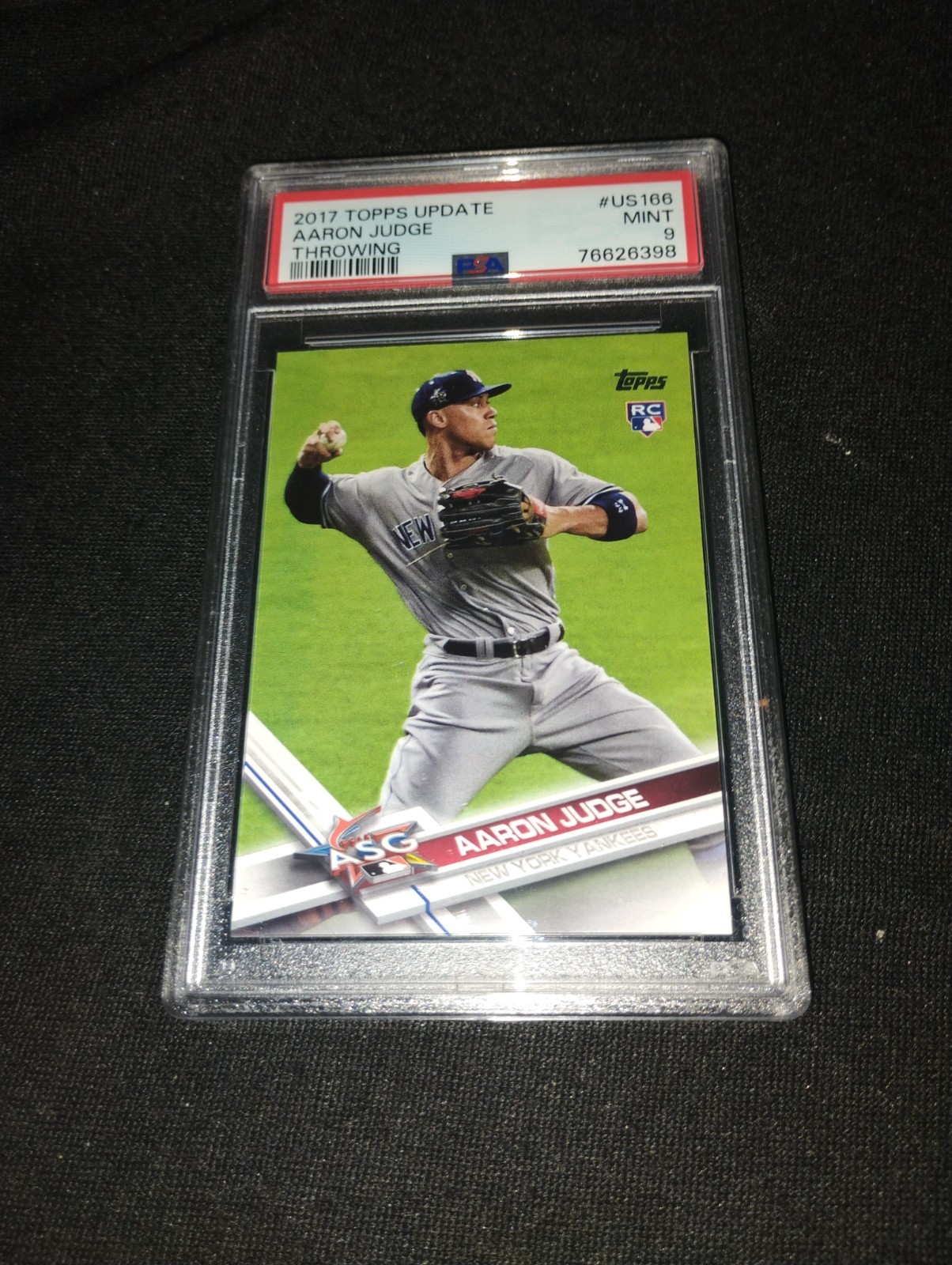 2017 Topps Update Aaron Judge (Throwing) #US166 PSA 9 MINT Rookie RC view 1