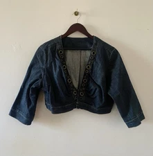 Y2k CROPPED OPEN FRONT DENIM JACKET   GROMMET STUD TRIM SIZE MEDIUM 3/4 SLEEVE