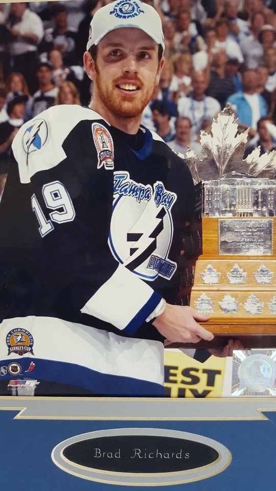 Foto de Brad Richards con Stanley Cup Tampa Bay Lightning muy bien mate con nombre Foto 3 de 3