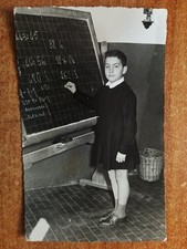 Modena - Foto Bedogni e Carafoli - Bimbo a scuola davanti alla lavagna.