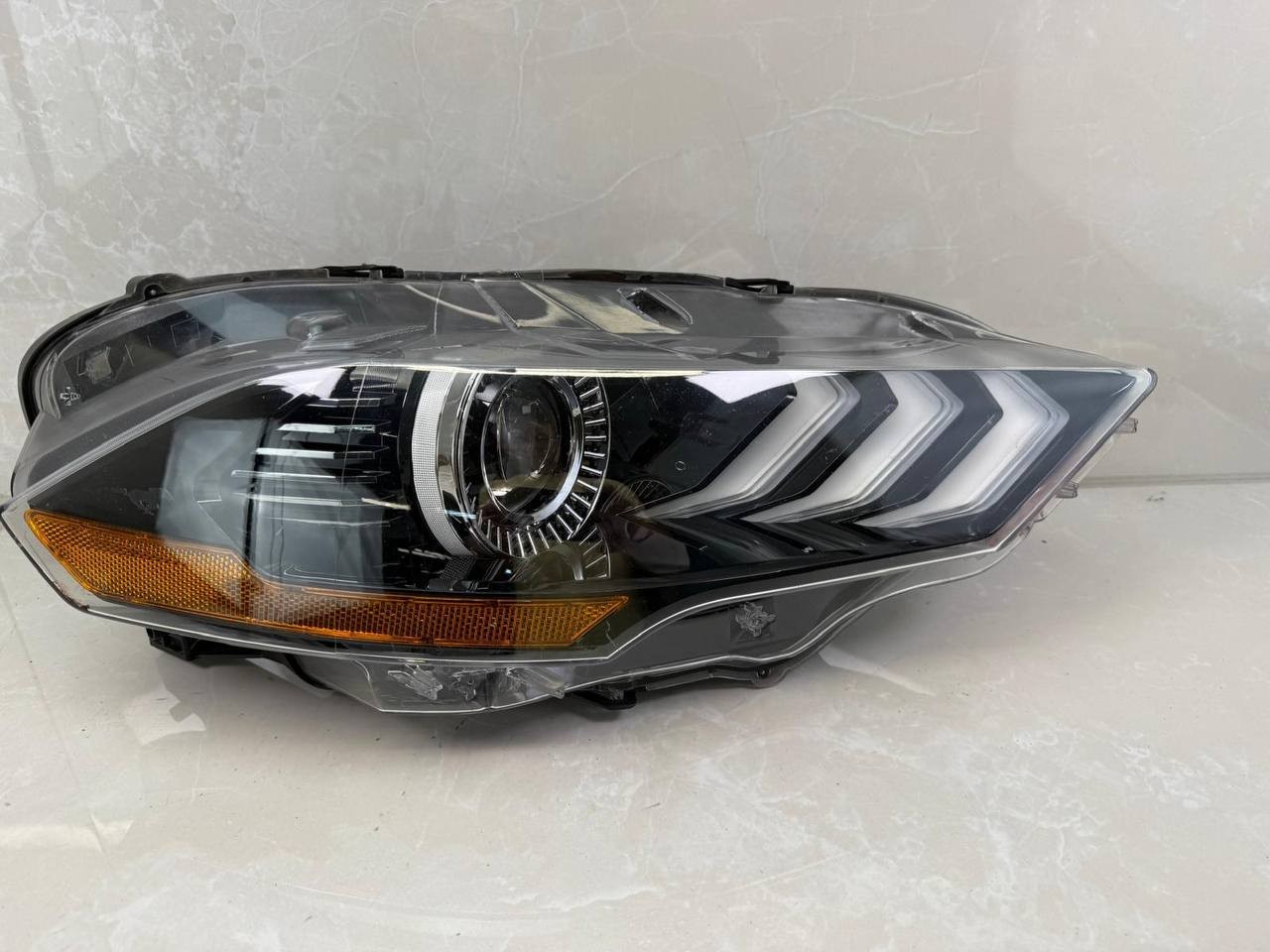 OEM 2018-2023 FORD MUSTANG FRONT RIGHT PASSENGER SIDE HEADLIGHT !! FOR PARTS !!