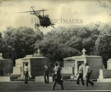 1973 Press Photo Escaped Prisoner Manhunt Leads Through Metairie Cemetery