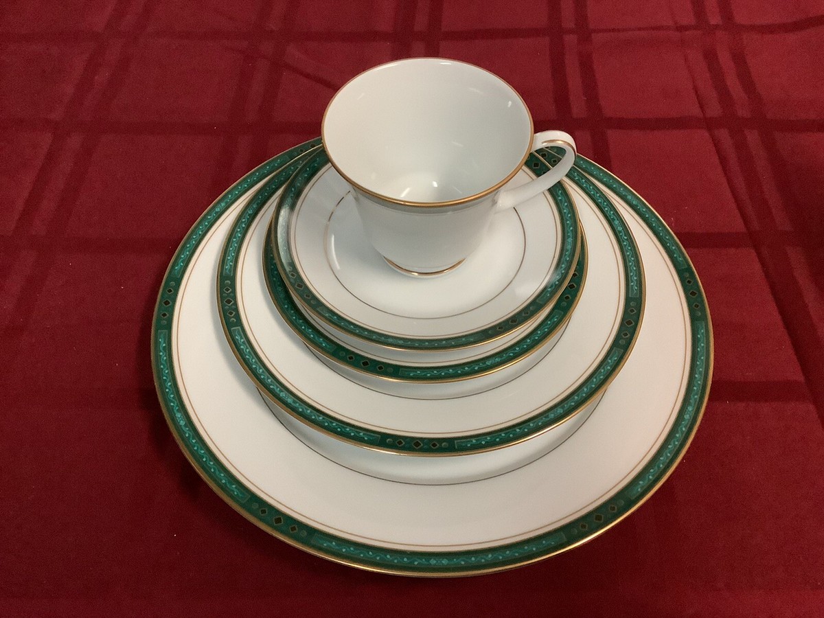 Noritake China Contemporary Greens Court #4246 5 Piece Place