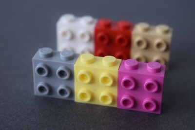 Lego 22885 Stein 1x2x2 modifiziert 4 Nieten an der Seite Farbe auswählen 2er-Pack