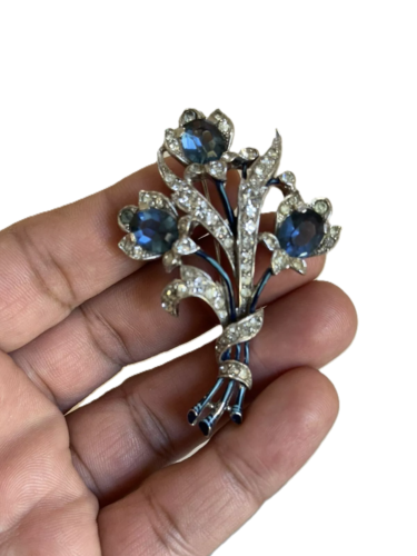 Broche aérosol floral triple saphir bleu pavé vendu et émail TRIFARI « Alfred Spaney »