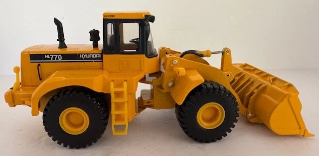 1:40 Hyundai HL770 Wheel Loader Diecast Model By Clover - Image 2 of 4