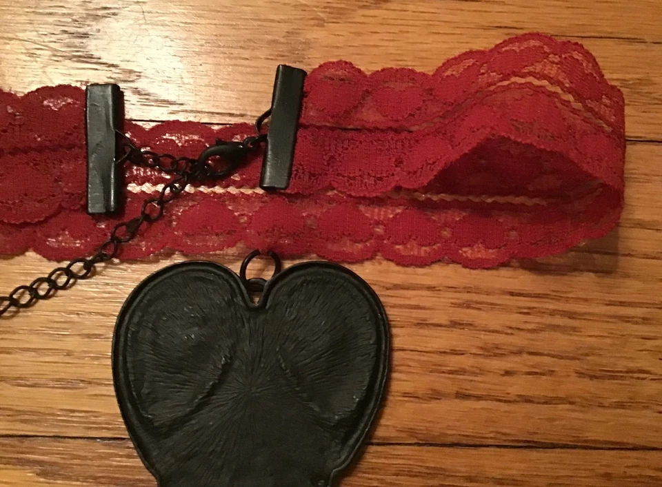 Collar Gargantilla Hot Topic Encaje Rojo Negro Corazón Metal Gótico Foto 4 de 4