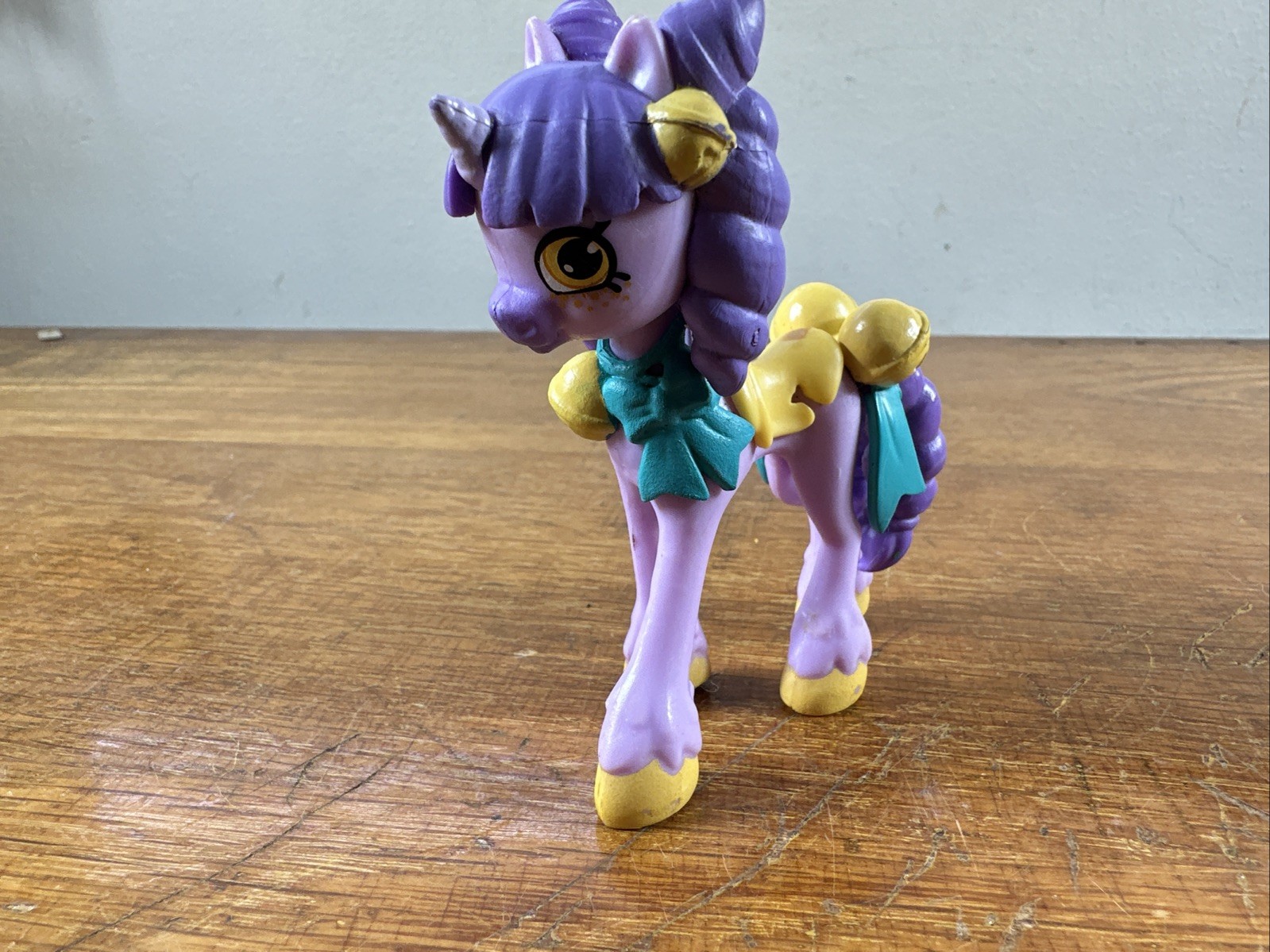 Shopkins Happy Places Rainbow Beach 3" Doll - Lil Unicorn Ringa Bell