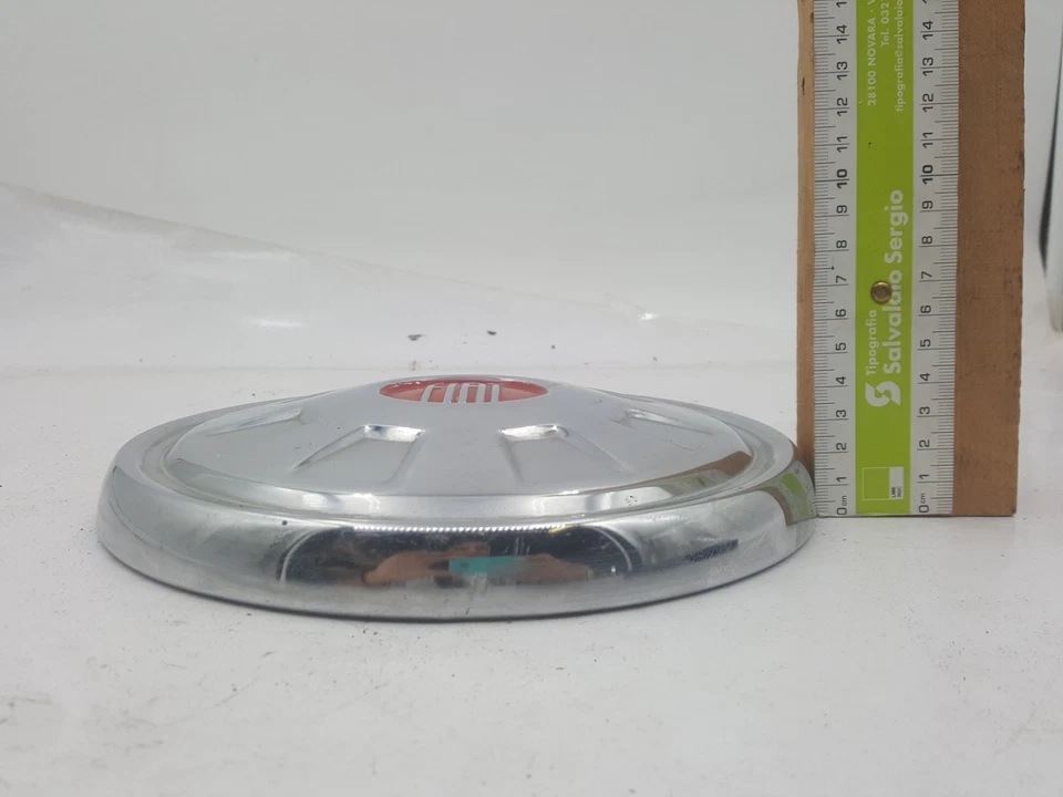 Coppa ruota copri mozzo Fiat 600 D logo rosso originale in acciaio diamtro cm 21 - Immagine 3 di 4