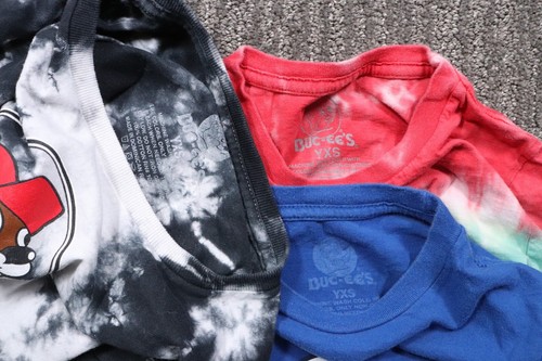 Buc-ee's Youth XS T-Shirt Lot Of 3 Holiday Texas Outdoor Colorful Tie-Dye - Picture 5 of 11
