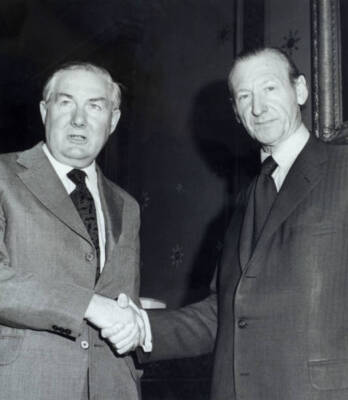 James Callaghan shakes hands with Dr Kurt Waldheimo 1970s OLD PHOTO