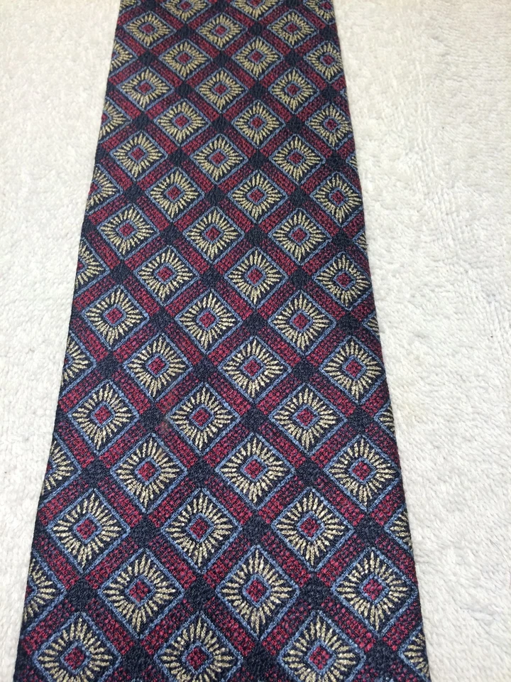 CORBATA PIERRE CARDIN HOMBRE 4 X 59 ROJA CON PATRÓN CUADRADOS AMARILLO CLARO Foto 3 de 4