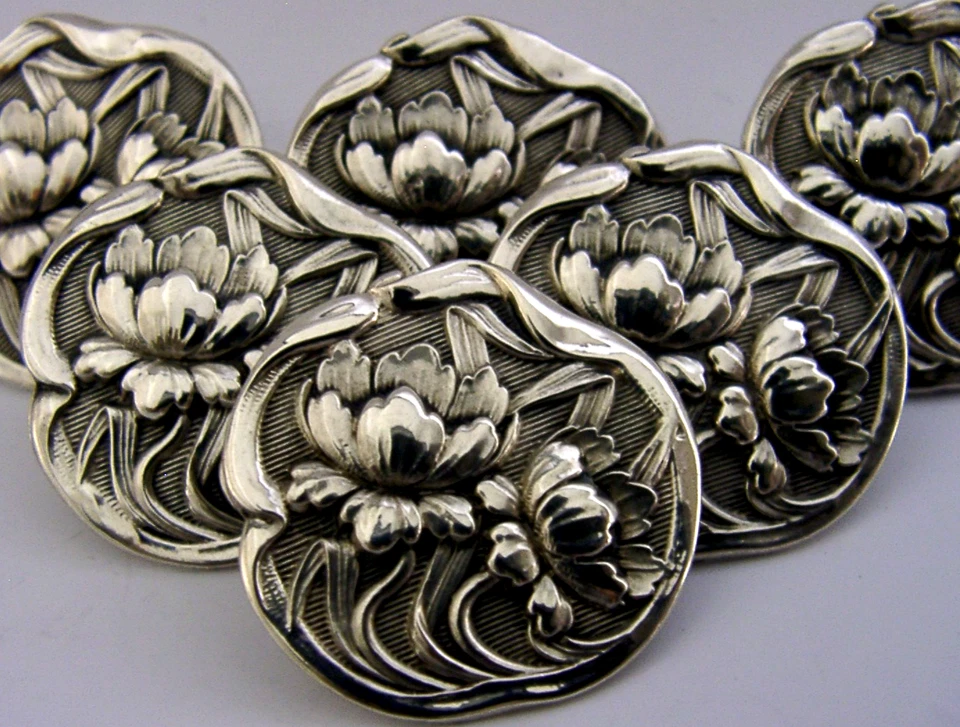 SEIS GRANDES BOTONES DE FLOR DE LIRIO DE AGUA ART NOUVEAU PLATA ESTERLINA 1902 ANTIGUOS Foto 2 de 4