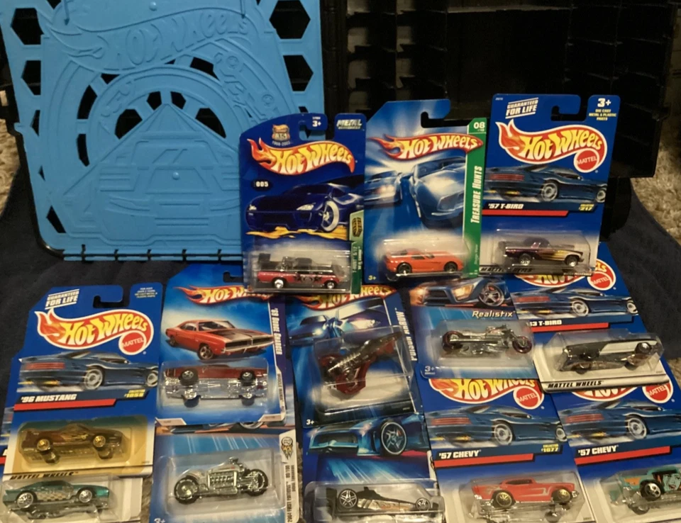 Hot Wheels Carry Case Holds 110 Cars. Comes with 11 vehicles 2 Treasure Hunts. - Image 3 of 4
