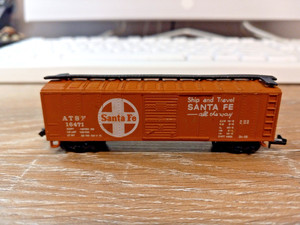 UNKNOWN MAKE , N SCALE. 40' BOX CAR. SANTA FE. FREE SHIPPING.