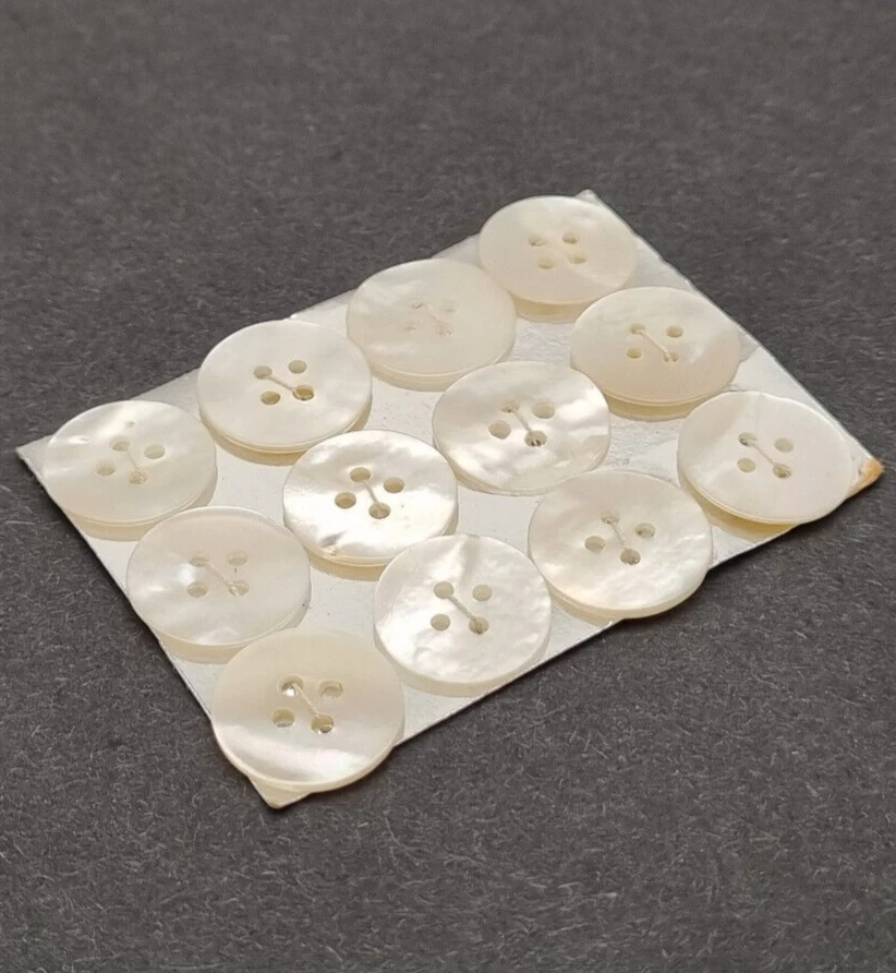 12 weiße Perlmutt 4-Loch-Knöpfe 15 mm / Mother-of-Pearl Button Bouton Nacre E5 - Bild 2 von 2