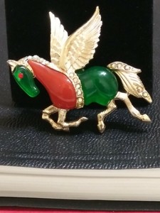 Vintage-Unsigned-Hattie-Carnegie-Rhinestone-Lucite-PEGASUS-horse-Pin-Brooch