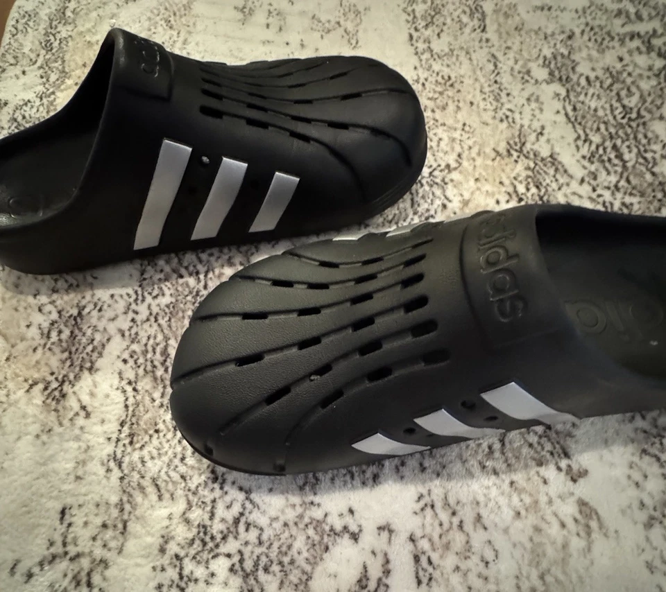 Nuevos Zuecos Adidas Adilette - Sandalias Unisex Blancas y Negras Talla 8 HOMBRE, 9 MUJER Foto 4 de 4