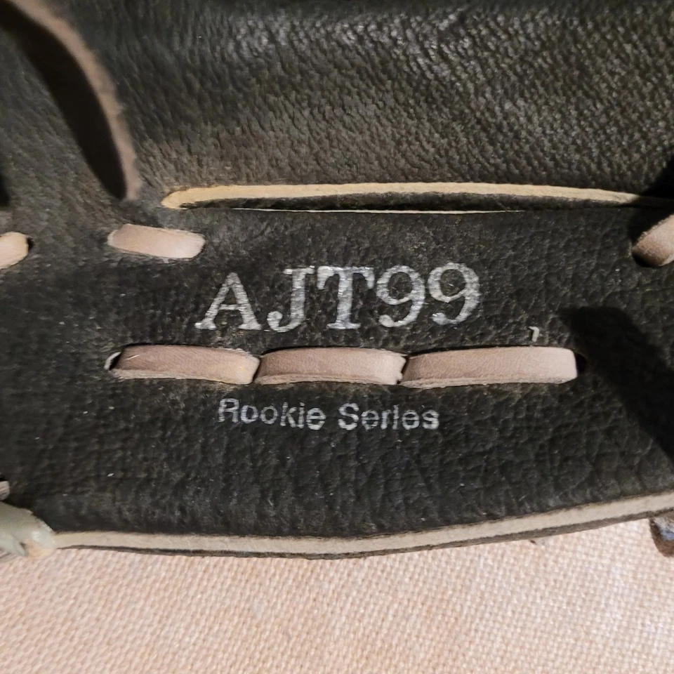 Guante de béisbol juvenil Akadema Rookie Series 11" AJT99 lanzamiento a la derecha, cuero de dirección Foto 4 de 4