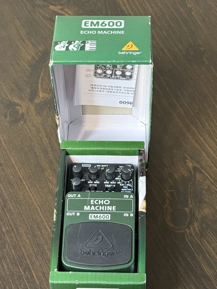 Pedal efecto Behringer Em600 máquina eco retardo con caja funciona muy bien usado en excelente estado Foto 3 de 3