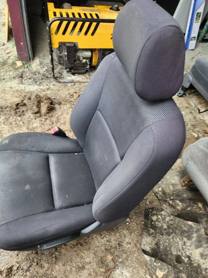 Pontiac Vibe 2006 asiento del conductor base manual incluida tela gris carbón Foto 3 de 4