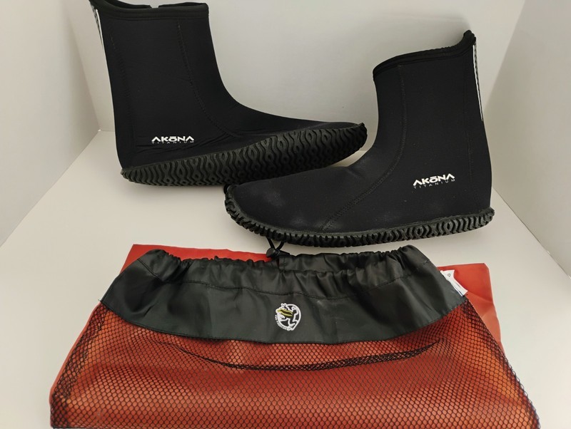 Pre-owned Akona Standard Scuba Diving Boots. 6.5 MM With A Bag Holder Included.