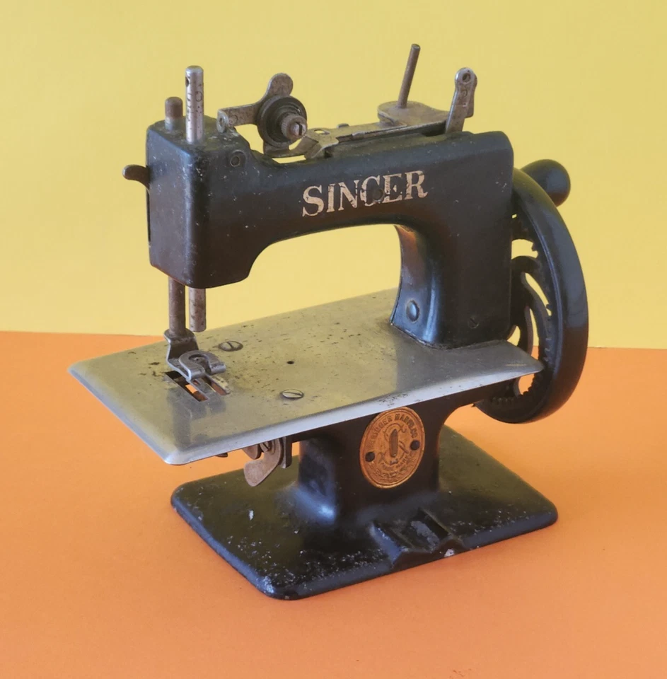 JOUET ANCIEN - Machine à coudre vintage Baby Singer Sewhandy modèle 20-10 - 1950 - Photo 4/4