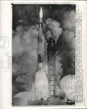 1961 Press Photo Atlas Agena rocket blasts off from launch pad at Cape Canaveral