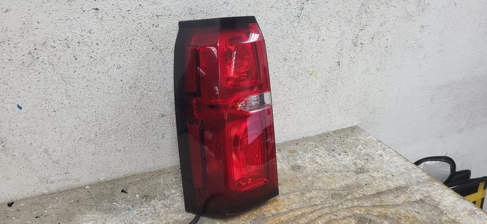 Chevrolet Tahoe 2015-2020 luz trasera lado del conductor usada OEM HALÓGENA *DC8929 Foto 3 de 4