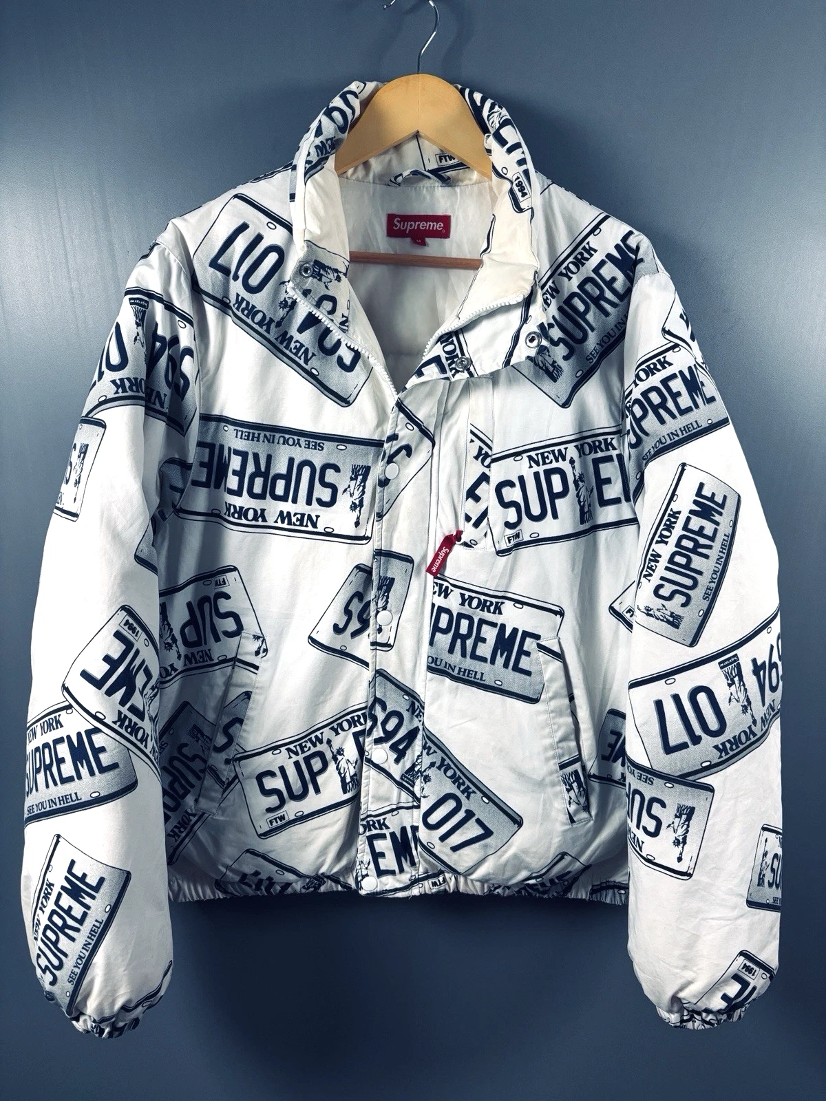 Supreme License Plate Puffy Jacket Mens Medium White FW17 Authentic Puffer Down