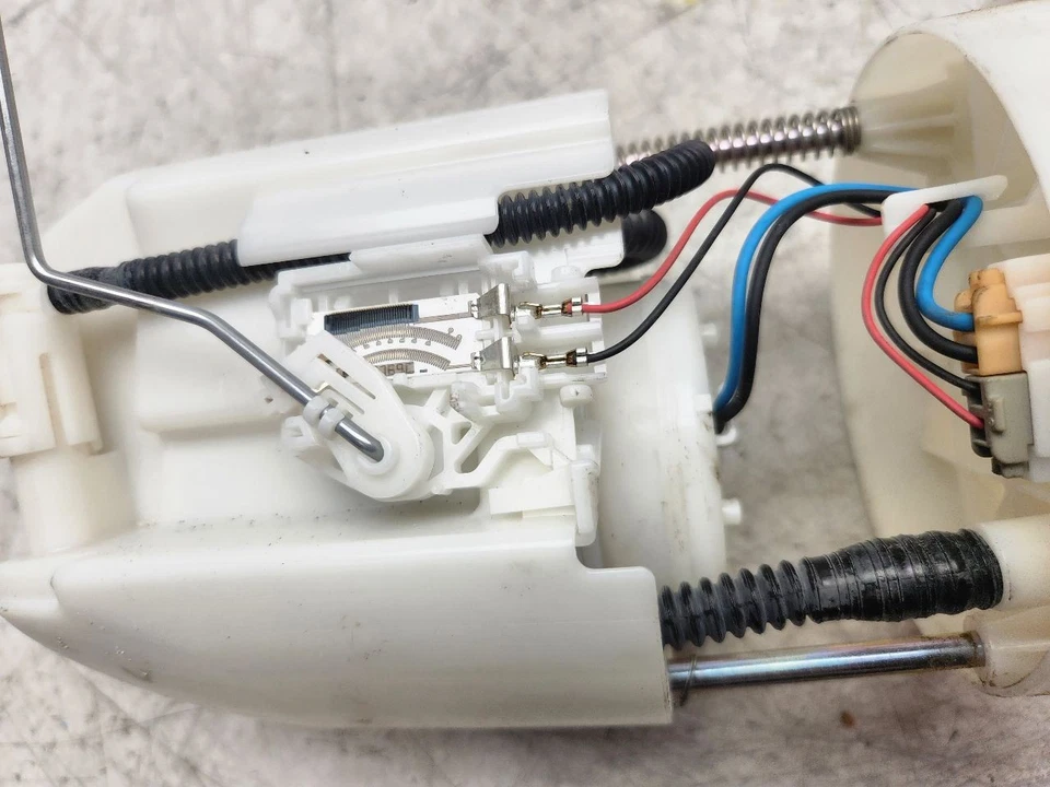 Conjunto de bomba de combustible Mazda 6 2014-2017 montado en tanque OEM PE111335X Foto 3 de 4