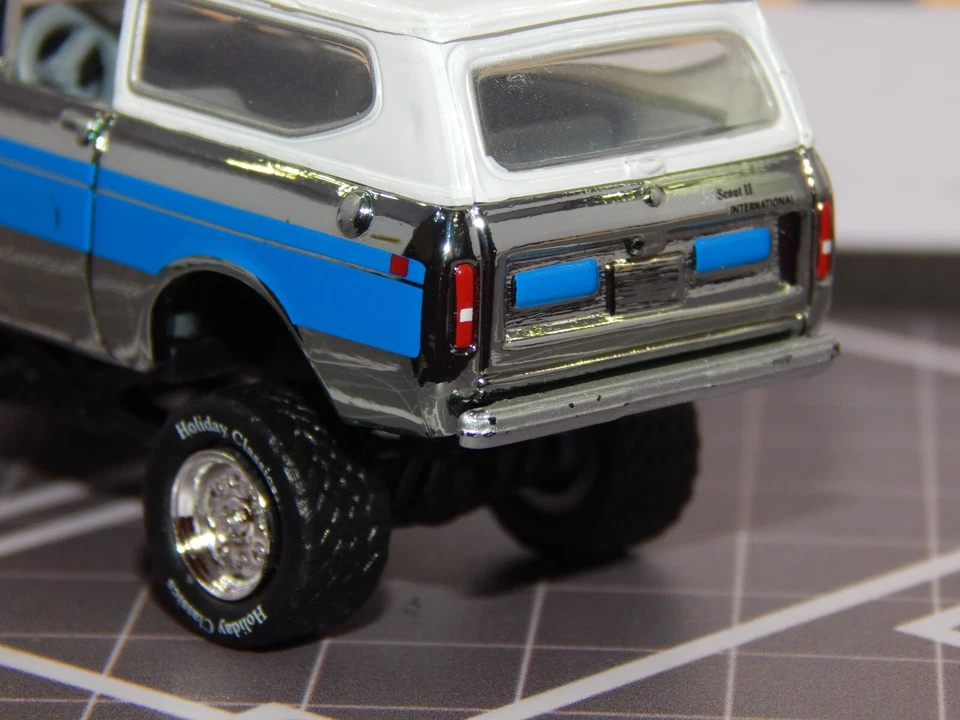 1977 '77 IH Scout II 4X4 elevado cromo azul blanco techo diorama réplica 1/64 como nuevo Foto 4 de 4