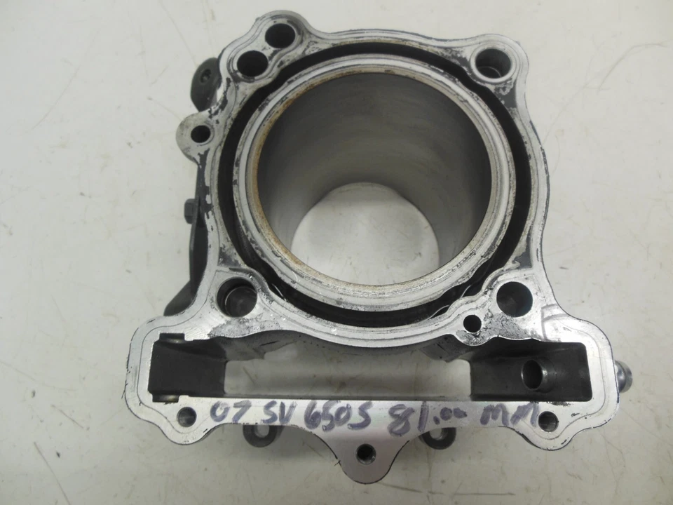 EE16 Suzuki SV 650 S 2007 FR Cylinder w Piston Good 11210-20F30-0F0 - Image 2 of 4