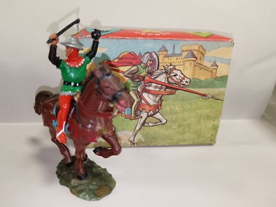 FIGURINE STARLUX MOYEN AGE HOMME D' ARMES AVEC FLÉAU ARGENT ET ORANGE