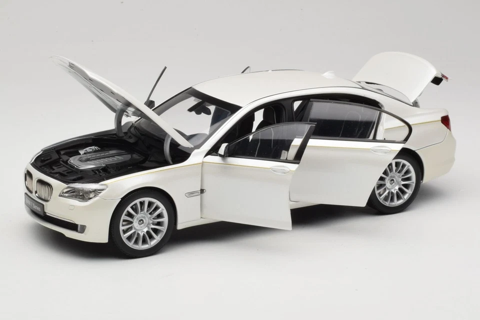 08783BRW BMW 7 Series F02 760Li Brilliant White Kyosho 1:18 - Image 2 of 4