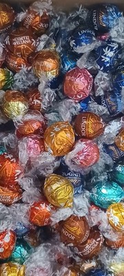 35 LINDT l LINDOR LOOSE MILK CHOCOLATE TRUFFLES ASSORTED FLAVORS FREE SHIPPING !