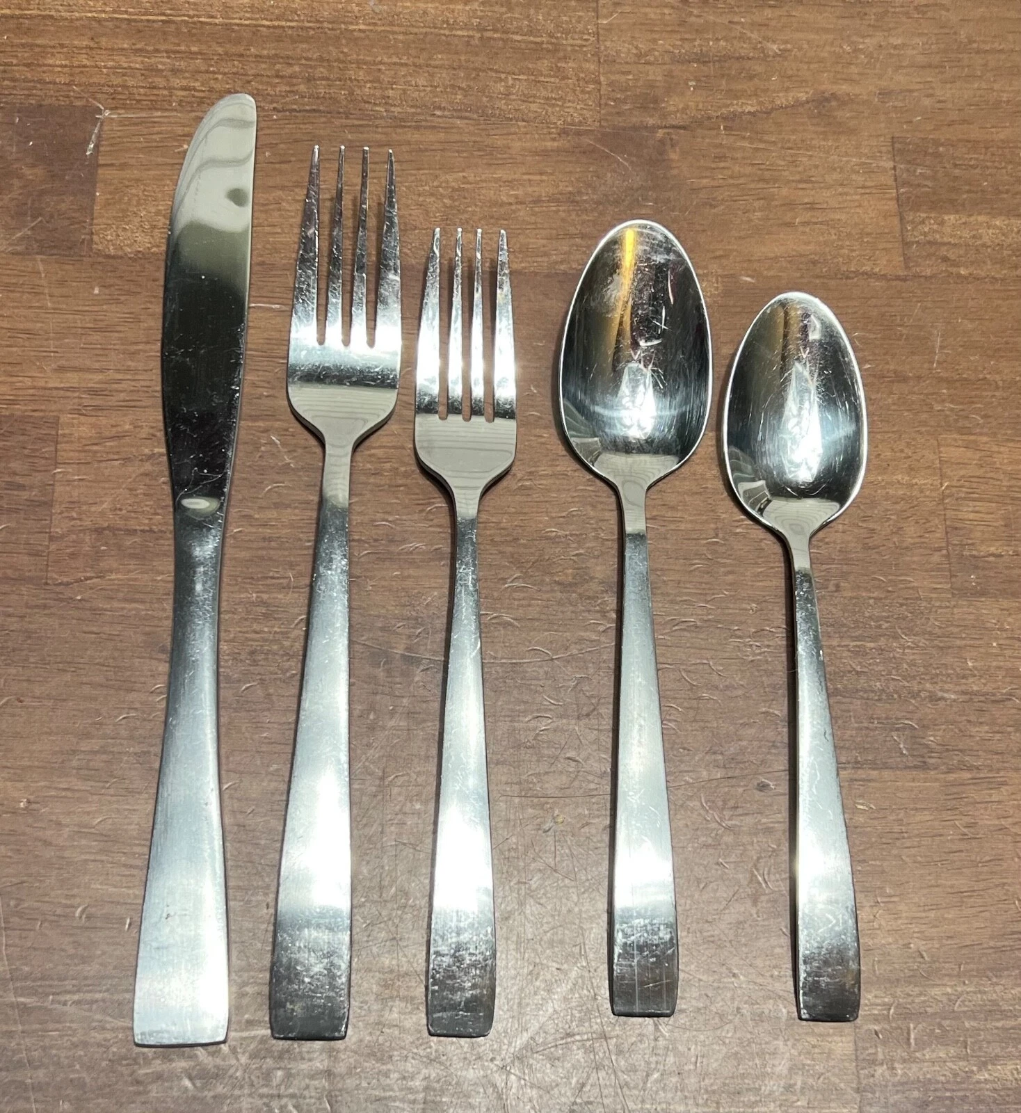 Oneida HAMPSTEAD 18/10 Stainless Flatware 10 place settings ++ 79 total pieces