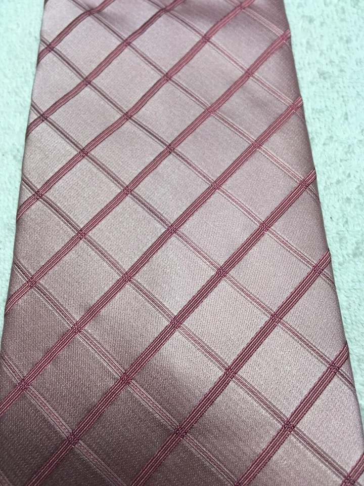 DKNY MENS TIE PINK WITH DARKER PINK STRIPES 3.75 X 59 - Image 3 of 4