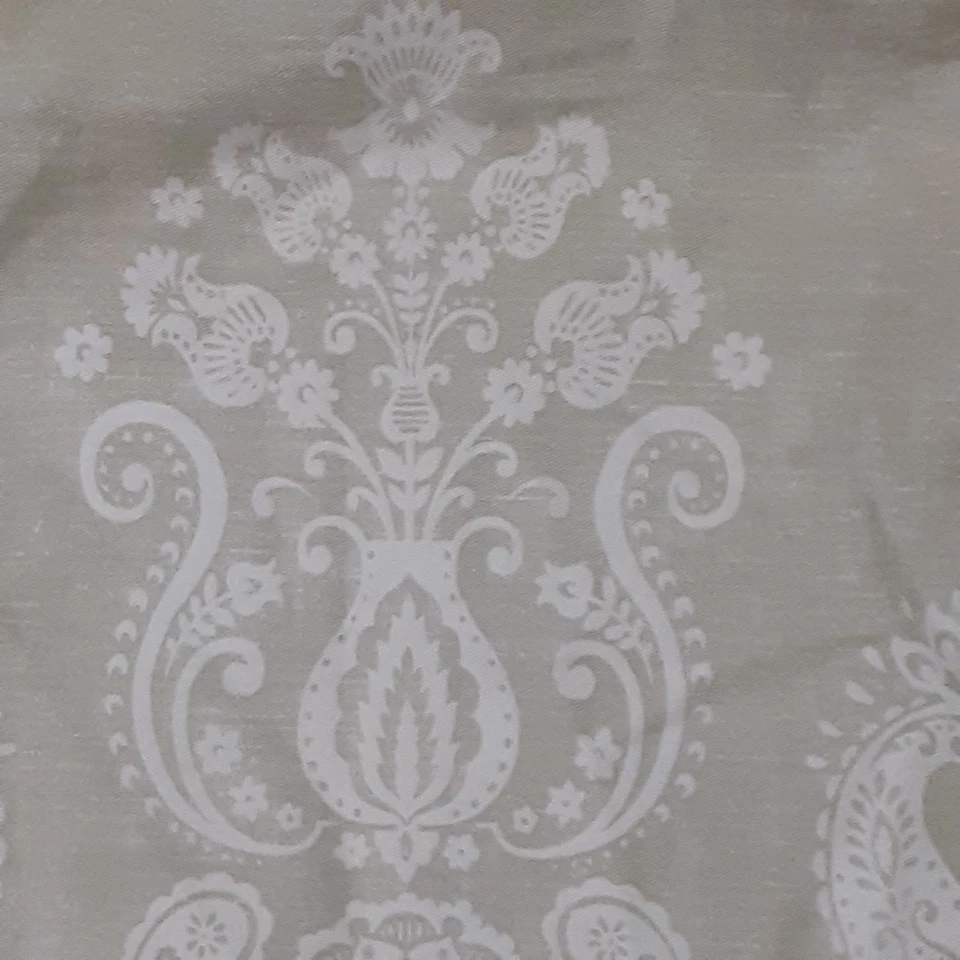 Cortina de ducha de tela verde pálido Cynthia Rowley pagodas pavos reales de inspiración asiática Foto 3 de 4