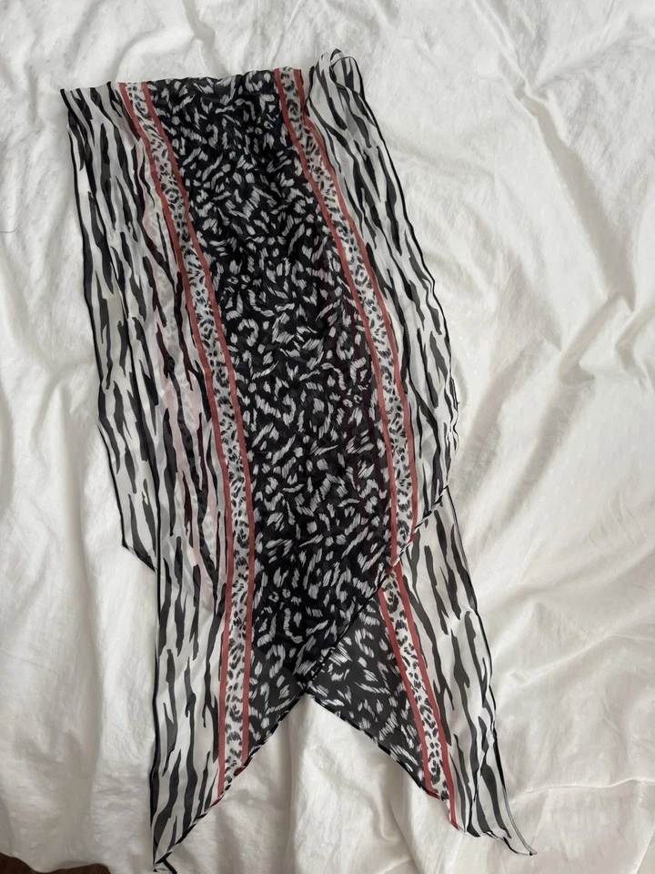 Bufanda Cabi Fable 100 % seda #4030 roja, blanca, negra usada en excelente estado sin etiqueta venta al por menor $69 Foto 3 de 4